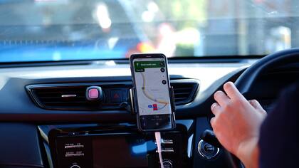 Expertos sostienen que es suficiente dejar el motor encendido durante un minuto en días fríos, únicamente para permitir que el habitáculo se caliente y el parabrisas se desempañe (Archivo)