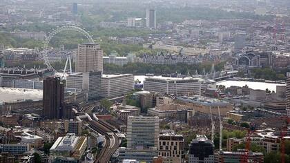 Expertos y testimonios de sobrevivientes señalan que los traficantes rentan casas por periodos cortos de tiempo para evitar que la policía les hagan seguimiento
