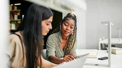 Explicar a otra persona lo que aprendimos ayuda a rendir más. "El cerebro no aprende mientras recibe información sino cuando se esfuerza por recuperarla"