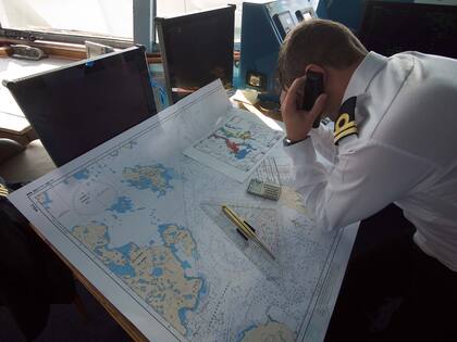 Exploración cartográfica a bordo del crucero.