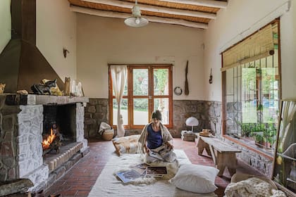 Guadalupe Miles en la casa familiar, donde también se hospedan artistas en residencia y se reciben huéspedes en las cabañas que integran @elcaserio_jujuy