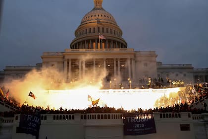 Explosión causada por una munición policial mientras partidarios del presidente de Estados Unidos, Donald Trump, se reúnen frente al edificio del Capitolio