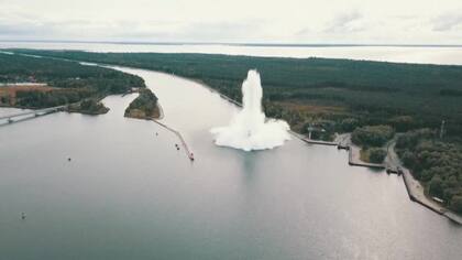 Explosión controlada de una bomba gigante de la Segunda Guerra Mundial en Polonia. (Euronews)