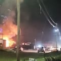 Dos personas murieron tras una explosión e incendio en una vivienda y buscan más víctimas entre los escombros