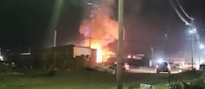Dos personas murieron tras una explosión e incendio en una vivienda y buscan más víctimas entre los escombros