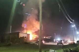Dos personas murieron tras una explosión e incendio en una vivienda y buscan más víctimas entre los escombros