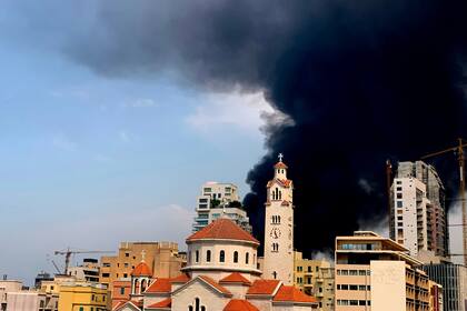 El incendio es muy grande y se combate desde abajo y con ayuda de helicópteros