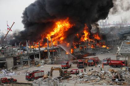 Otro incendio en el puerto de Beirut a un mes de la explosión que lo destrozó por completo