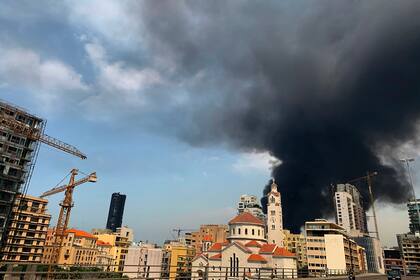 La gran columna de humo cubre el cielo de la capital libanesa