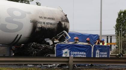 Un camión Mercedes Benz realizó una mala maniobra y chocó contra un camión de la empresa Liquigas, que transportaba gas butano