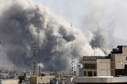 Explosiones en Teherán en medio de la ofensiva de Estados Unidos e Israel contra objetivos militares.