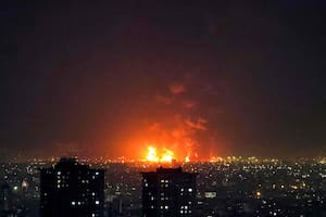 Estados Unidos e Israel bombardearon un importante depósito de petróleo en Teherán