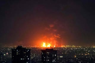 Estados Unidos e Israel bombardearon un importante depósito de petróleo en Teherán