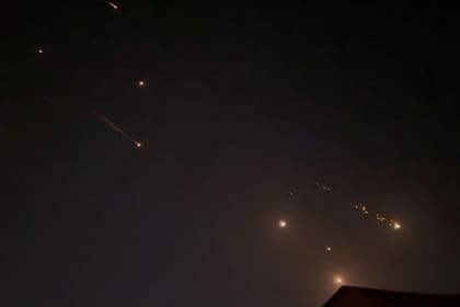 Explosiones iluminan el cielo en Hebrón, durante un ataque iraní contra Israel