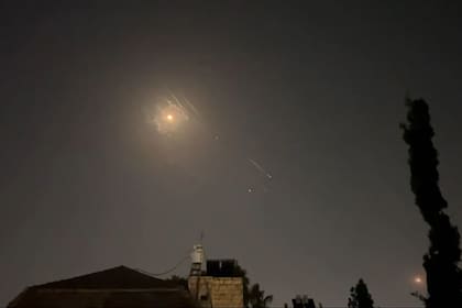 Explosiones iluminando el cielo de Jerusalén durante el ataque iraní a Israel