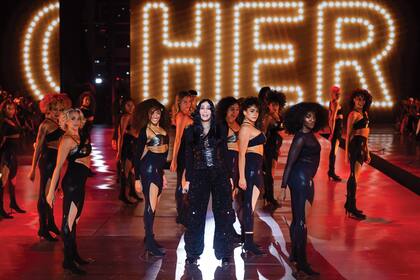 Explosiva como siempre, hace
un mes Cher apareció en la
pasarela del desfile de Victoria’s
Secret para cantar sus grandes
éxitos.