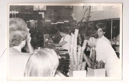 “Explotaron de trabajo”, cuenta Sandra con orgullo. “Mi papá me contaba historias de que dormían poco, que se acostaban a descansar sobre las bolsas de azúcar, pero siempre con alegría y con ganas de avanzar y progresar. El trabajo era una bendición para ellos”.