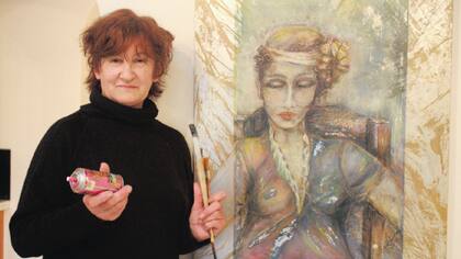 Exponente de hoy. En Martínez tiene su local María Dundo, una artista ''tapada'' que pinta flores, payasos y mujeres; ella no vende sus cuadros, sino que los expone en las paredes de su peluquería