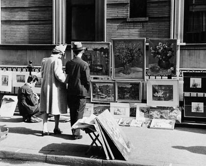 Exposición de arte en una vereda del barrio de Greenwich Village del Bajo Manhattan, en Nueva York, en 1955.