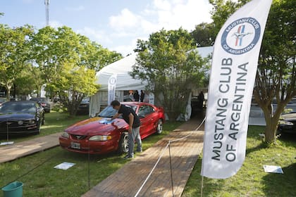 Exposición de autos antiguos Autoclasica en el Hipódromo de San Isidro.
