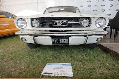 Exposición de autos antiguos Autoclasica en el Hipódromo de San Isidro.