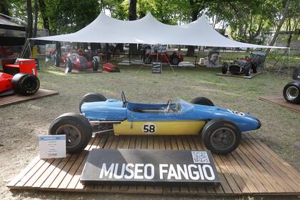 Exposición de autos antiguos Autoclasica en el Hipódromo de San Isidro.