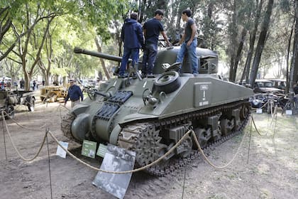 Exposición de autos antiguos Autoclasica en el Hipódromo de San Isidro.