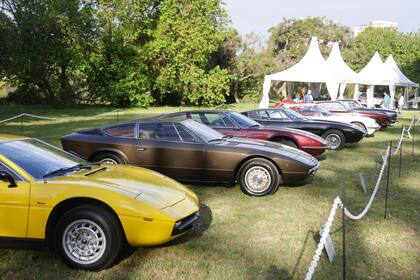 Exposición de autos antiguos Autoclasica en el Hipódromo de San Isidro.