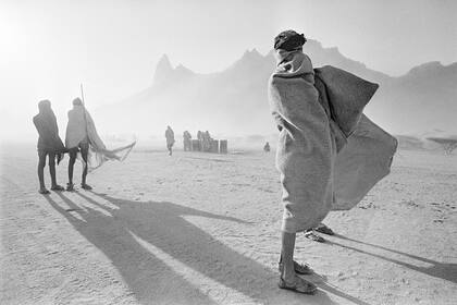Sudán, 1985 . Mientras la hambruna asola el norte del país, la gente se amontona en campamentos improvisados. MSF envía alimentos, medicinas, equipos y trabaja en centros de rehabilitación nutricional.