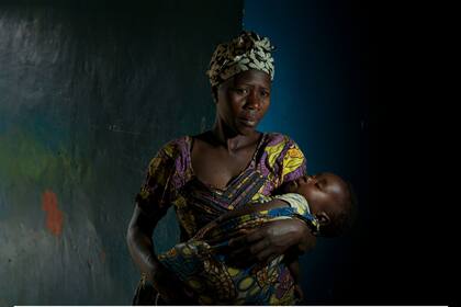 Ituri, República Democrática del Congo. Manyotisi, de 32 años, abraza a su hijo Merveil, de 6 meses. Fue concebido en una violación en grupo mientras Manyotisi buscaba comida. Ya madre de dos hijos, decidió quedarse con Merveil, a pesar de todo.