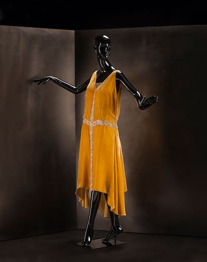 Vestido de noche (1927-1928) diseñado por Coco Chanel