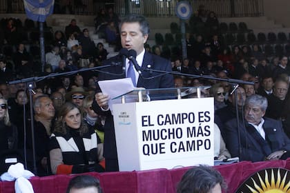 "El populismo demaggico cree que todo se resuelve con algunos pesos y mucha publicidad", solt el titular de la SRA