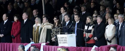 Macri y su mujer, Juliana Awada, en primera fila