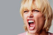 Por qué desahogar tu rabia con gritos y golpes realmente no ayuda a reducir la ira