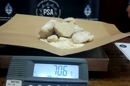 La metafentamina de consistencia cristalina secuestrada en una encomienda