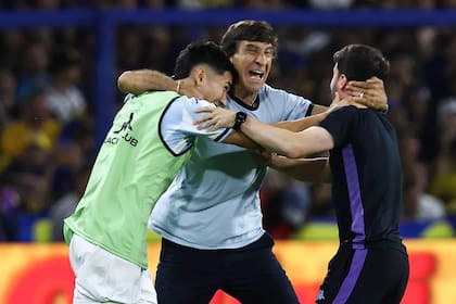 Éxtasis de Costas después del éxito sobre Boca en la Bombonera en una semifinal del Clausura; los dirigidos quieren al DT por su cercanía.