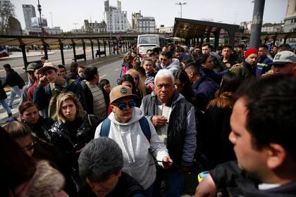 Extensas colas para tomar colectivos en Constitución