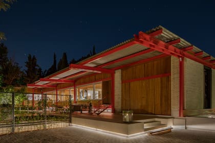 Exteriores iluminados desde la base.