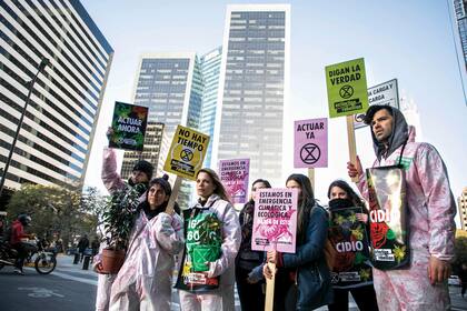 Extinction Rebellion durante una manifestación en el centro porteño. 