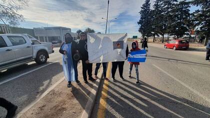 Extrabajadores del diputado Eduardo Fernández se sumaron a las protestas.