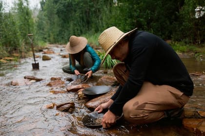 Extraer pepitas del río La Carolina es una de las prácticas que siguen haciendo los lugareños.