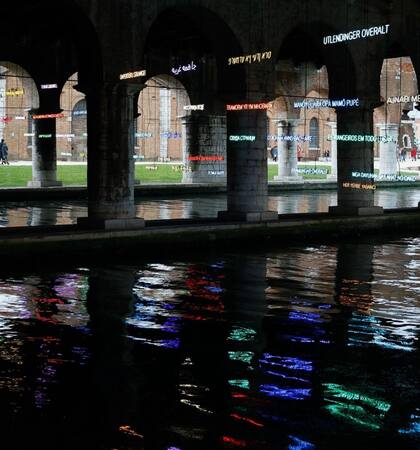 "Extranjeros en todas partes" la obra con neones del colectivo Claire Fontaine que da título a esta edición de la bienal