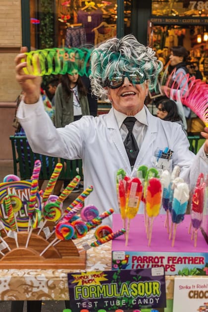 Extravagante vendedor de chupetines en el Farmers Market. de San Luis Obispo.