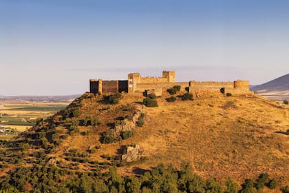 Castillo de Medellín, de fines del siglo XIV, desde el restaurante Quinto Cecilio