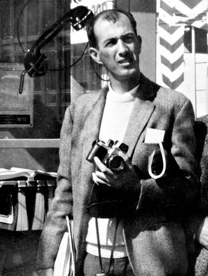 Ezcurra con su Pentax, que Sara Facio le recomendó usar