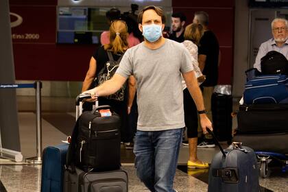 Es importante no minimizar ningún síntoma si uno estuvo en una zona "de circulación sostenida del virus", señaló Quirós