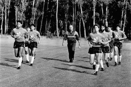 Ezeiza, 10 de abril de 1990: apenas siete jugadores en la práctica de la selección; el preparador físico Ricardo Echevarría, lidera el trabajo entre José Luis Brown, Julio Olarticoechea, Hernán Díaz, Néstor Fabbri, Sergio Batista, Pedro Damián Monzón y Sergio Goycochea