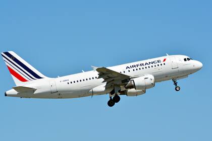 Las restricciones para el ingreso al país siguen siendo las mismas: solo argentinos o residentes argentinos, que al llegar deben cumplir con 14 días de cuarentena obligatoria