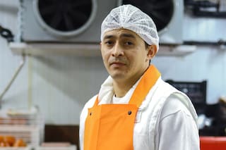 Dormía en la calle junto a su familia y una adolescente se detuvo para ayudarlos