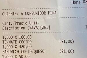 Publicó el ticket que recibió en un bar argentino y un detalle causó indignación